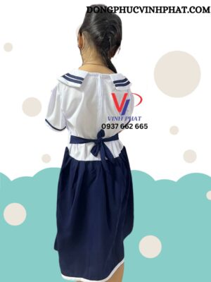 Váy đầm liền thân học sinh nữ tiểu học may sẵn số lượng lớn tại Vĩnh Phát -  Áo sơ mi cổ bèo phối caravat cùng chân váy xòe xếp ly xanh